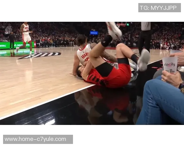 杨瀚森拼抢地板球被亚当斯压住展现强硬风格值得称赞 杨瀚森拼抢地板球被亚当斯压住展现强硬风格值得称赞